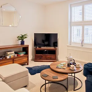 Stunning 2 Bed With Private Patio And Free Parking Cheltenham