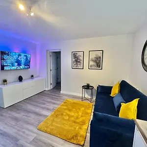 Sleek Urban Getaway - Parking Space - New Large Sofa Bed - Fast Wifi - 10 Minutes Walk To The Beach! Bournemouth