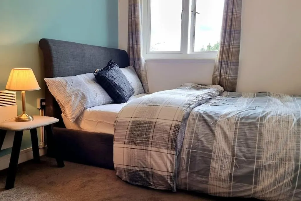 Specious Parkview Apartment, 4 Mins Walk To Underground Ilford