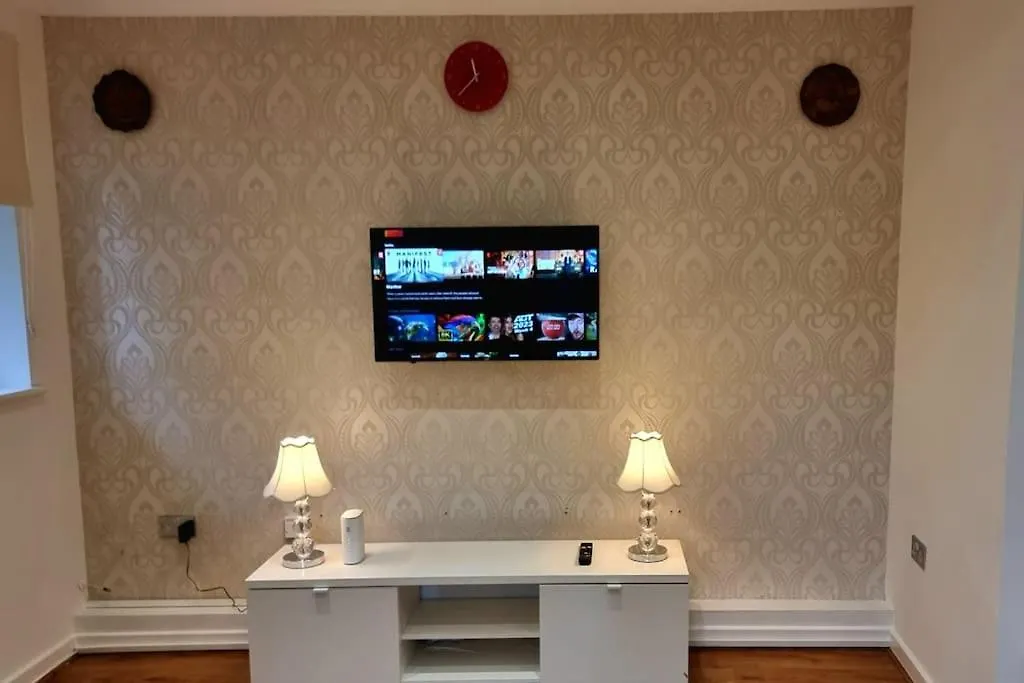 Specious Parkview Apartment, 4 Mins Walk To Underground Ilford 0*,  United Kingdom