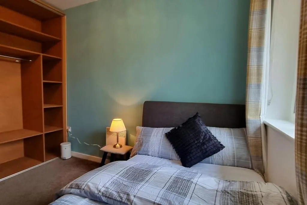 Specious Parkview Apartment, 4 Mins Walk To Underground Ilford 0*,  United Kingdom