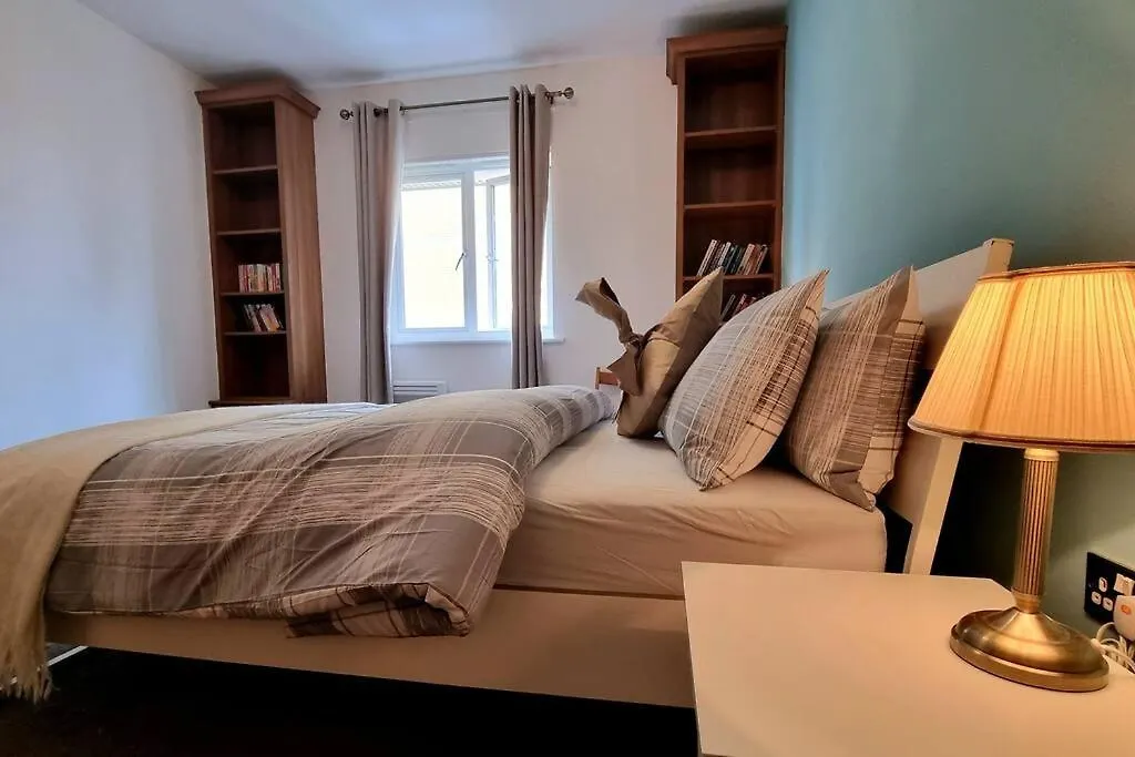 Specious Parkview Apartment, 4 Mins Walk To Underground Ilford Apartment