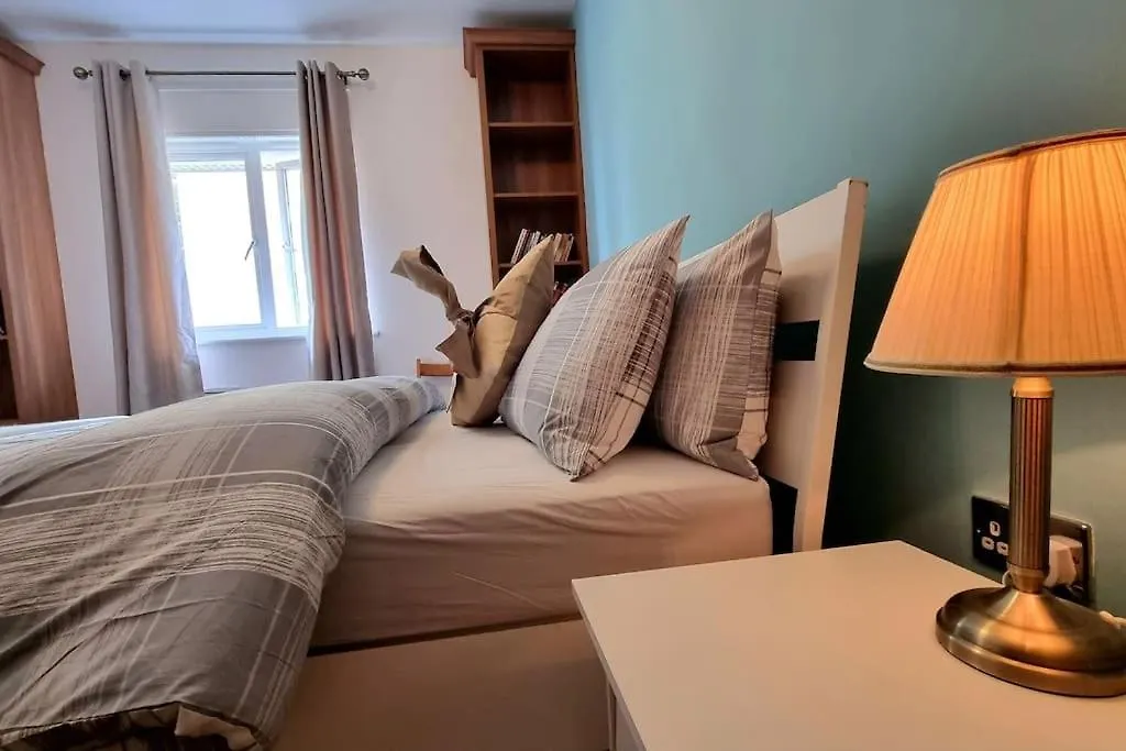 Specious Parkview Apartment, 4 Mins Walk To Underground Ilford