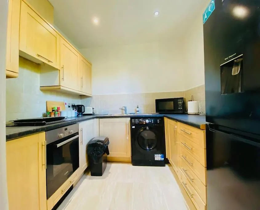 Specious Parkview Apartment, 4 Mins Walk To Underground Ilford 0*,