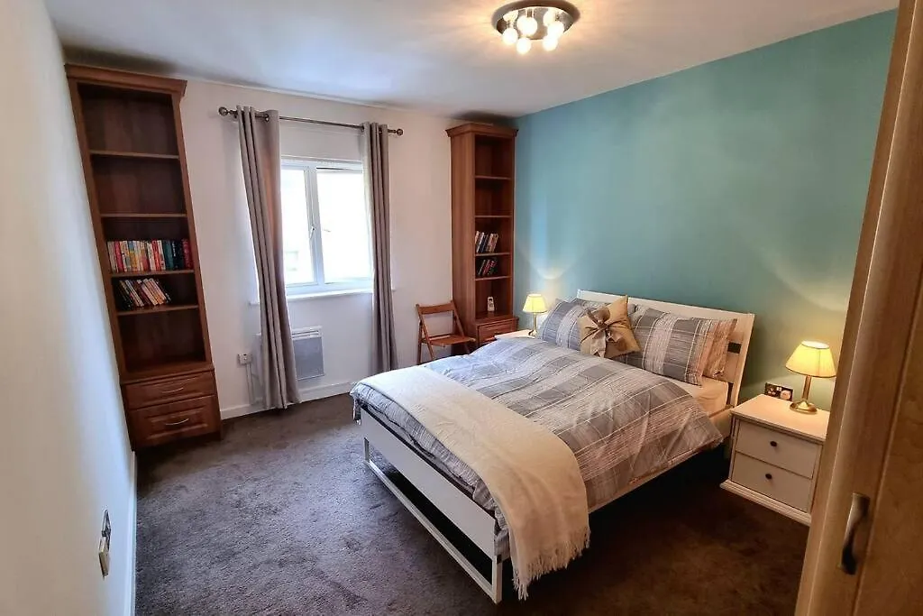 Specious Parkview Apartment, 4 Mins Walk To Underground Ilford Apartment