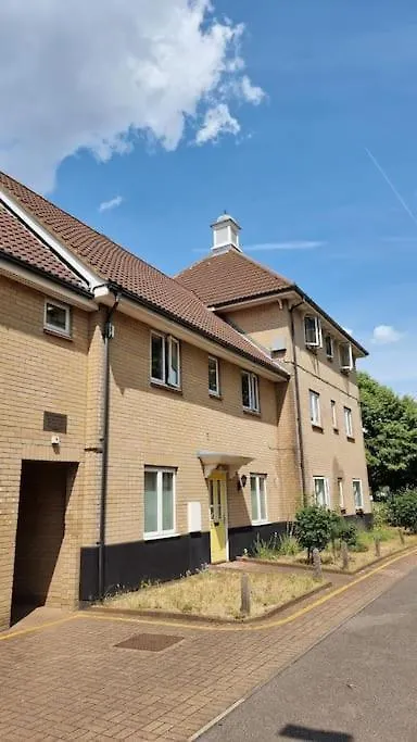 Specious Parkview Apartment, 4 Mins Walk To Underground Ilford
