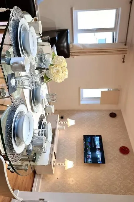 Specious Parkview Apartment, 4 Mins Walk To Underground Ilford